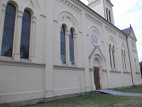 pohľad na bočnú časť kostola