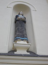 jedna z dvoch sôch v prednej časti kostola