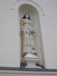 druhá socha vo výklenku na prednej stene kostola