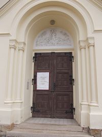 vstupné dvere do kostola