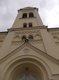 veža nad vstupom do kostola