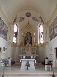 hlavný oltár zasvätený sv. Mikulášovi