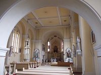 pohľad do interieru kostola s kazetovým stropom lode