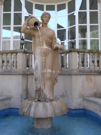 socha pred Hotelom Aphrodite