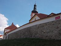 múr u kostola