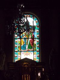vitráž znázorňujúca patronov kostola sv. Petra a Pavla