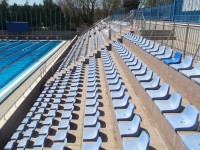 sedačky na tribúne  bazénu Rusev