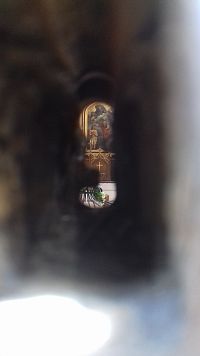 interiér kostolíka cez kľúčovú dierku