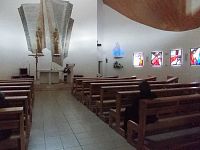 interiér kostola - hlavný oltár a vitrážové okná znázorňujúce krížovú cestu