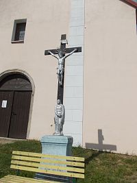 soška a kríž u kostola