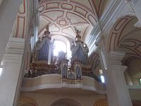 organ na chóre kostola