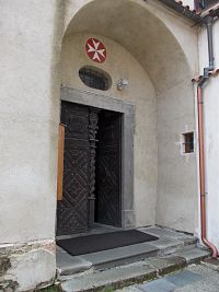 maltéžsky kríž nad vchodom do kostola