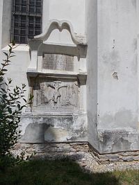 starý náhrobný kameň na stene kostola