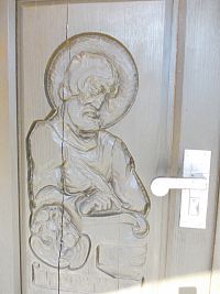 detail drevorezby dverí kostola