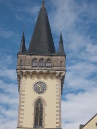veža kostola vysoká 64 metrov