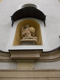 socha nad vchodom do kostola