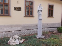 socha sv. Jana Nepomuckého pred budovou fary