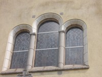 vitráž nad vchodom do kostola