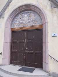 vstup do kostola s kamenným portálom