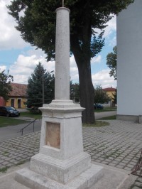 kamenný stĺp u kostola