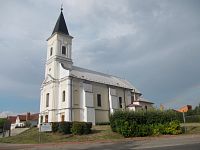 kostol na malej vyvýšenine v strede obce