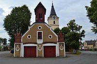 pekná hasičská zbrojnica a veža kostola