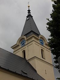 veža kostola s hodinami