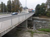 most a rieka, ktorej stred tvorí hranicu medzi dvoma štátmi