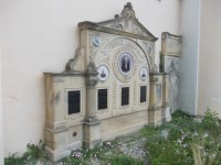 pomník rodu Lamatsch na múre lode kostola