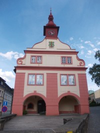 ružová budova radnice z roku 1678