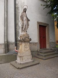 socha Panny Marie pred kostolom