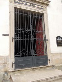 hlavné dvere vedúce do kostola