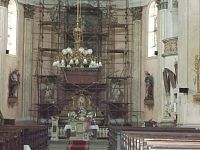 pohľad na hlavný oltár, ktorý bol v rekonštrukcii