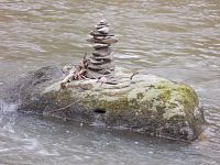kamenný mužík na kamennom ostrove