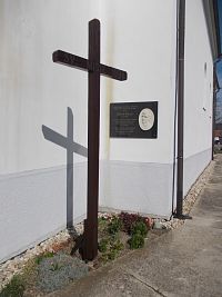 kríž sv. misie a pamätná doska