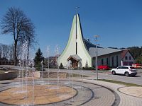 fontánka a kostol