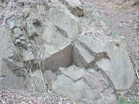 skaly na brehu priehrady