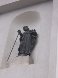 socha v priečelí kostola