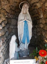 sošky Panny Marie a dievčaťa Bernadety