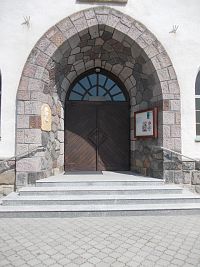 zaklenutý vchod do kostola