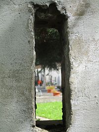 okno - strielňa ochranného múru