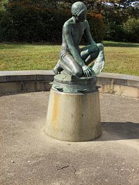 bronzová socha v strede fontány