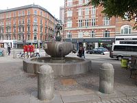 Dánsko - Kodaň - Námestie Vesterbro Torv s fontánou Herculesa