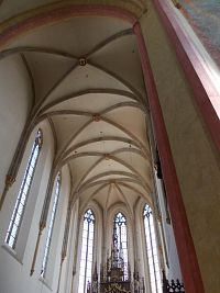 zaklenutý strop lode kostola