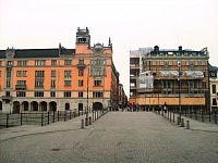 pohľad z ostrova na budovy za mostom Riksbron