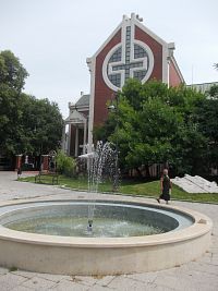 fontánka a kostol