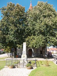 pamätník a dve lipy pred kostolom
