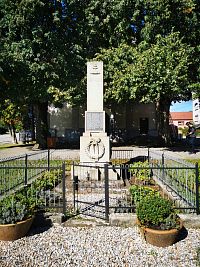 pamätník padlím z I. sv. vojny pred kostolom