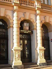 vchody do budovy radnice
