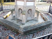 kašna - pamätník prasiatkam, jedno z nich podľa povesti liečivé vody uzdravili